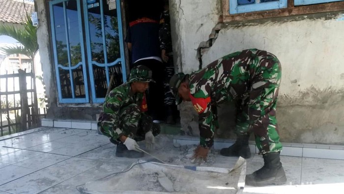 Warga Terdampak Gempa Banyuwangi di Situbondo Mulai Bersih-bersih