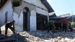 Warga Situbondo Terdampak Gempa Banyuwangi Mulai Bersih-bersih Rumah