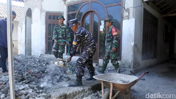 Warga Terdampak Gempa Banyuwangi di Situbondo Mulai Bersih-bersih