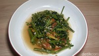Paket Ngasap 3 juga sudah termasuk lauk kangkung. Disajikan dalam piring seperti ini yang porsinya terbilang besar. Kangkungnya segar dengan aroma bawang putih kuat dan rasa gurih nikmat. Foto: detikcom / Atiqa Rana