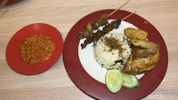 Kalau mau praktis, bisa pesan paket Ngasap 3. Seporsinya komplet, ada nasi daun jeruk, ayam goreng, dan tahu. Bisa tambah sate kulit dan sate usus supaya makin spesial! Foto: detikcom / Atiqa Rana