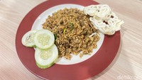 Kalau mampir ke sini jangan lupa pesan menu Nasi Goreng Rempahnya. Bisa disajikan dengan topping sengkel juga. Rasanya gurih berempah dengan aroma smokey yang bikin semakin sedap! Foto: detikcom / Atiqa Rana