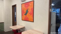 Mengusung konsep modern dan kekinian, warung Mades yang lokasinya agak nyempil ini dilengkapi interior colorful minimalis, dan tentu ada sentuhan estetik. Suasananya juga nyaman, bikin betah makan dan santai lama di sini. Foto: detikcom / Atiqa Rana