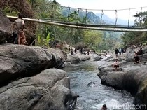 Pesona Kali Rabuan Perpaduan Bebatuan Purba dengan Sungai Jernih