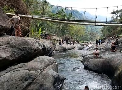 Pesona Kali Rabuan Perpaduan Bebatuan Purba dengan Sungai Jernih
