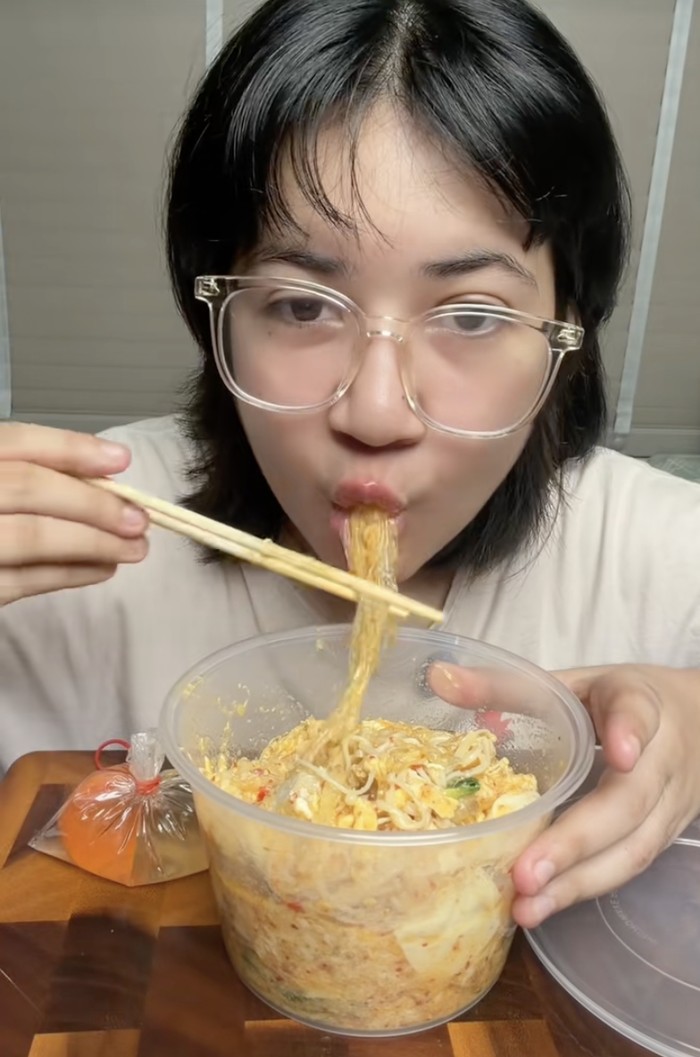 10 Potret Orang Thailand Cicip-Ketagihan Seblak