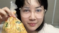 Pizzaplazaa adalah konten kreator makanan Thailand yang punya followers TikTok lebih dari 229 ribu. Ia mendapatkan seplastik seblak dan tertarik membuat video ASMR ketika menikmatinya. Foto: TikTok Pizzaplazaa