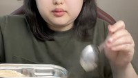 Konten kreator Thailand joinjoy89 tak ketinggalan tren seblak. Ia bahkan masak seblak sendiri, lengkap dengan kerupuk warna-warni dan bumbu halusnya. Foto: TikTok joinjoy89