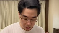 Suami Chanisara juga ikut mencoba seblak. Ia ketagihan sampai menyeruput habis kuah seblak langsung dari mangkuknya! Foto: TikTok thechanisara
