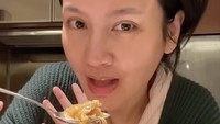 Seblaknya terlihat amat kental. Wanita dengan sapaan akrab Oon itu bilang rasa seblaknya enak, tapi kurang sentuhan kencur dan terlalu banyak lada. Foto: TikTok thechanisara