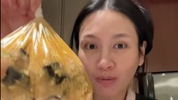 Penyanyi The Chanisara yang punya 1,9 juta followers di TikTok menunjukkan momennya saat hendak cicip seblak. Menu khas Sunda itu bahkan dikemas dalam kantong plastik bening, persis pengemasan seblak di Indonesia. Foto: TikTok thechanisara