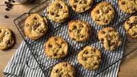 Tahun 1930-an, Ruth Wakefield bermaksud membuat cookies. Ia kehabisan bahan utama dan mengganti dengan cokelat batang. Alih-alih larut, potongan itu tetap meleleh dan tercipta lah cookies chocolate chips. Foto: Ilustrasi iStock