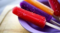 Pada musim dingin tahun 1905, minuman bubuk soda milik Frank Epperson membeku di cangkir dengan stik kayu di dalamnya. Es unik ini kemudian dikenal sebagai Popsicle. Foto: Ilustrasi iStock