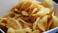 George Crum awalnya kesal pada pelanggan yang protes kentangnya tebal dan lembek. Ia pun mengiris super tipis, menggoreng hingga garing, dan lahirlah keripik kentang legendaris. Foto: Ilustrasi iStock