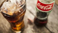 Sirup tonik racikan Dr. John Pemberton pada 1886 tak sengaja bercampur dengan air soda. Hasilnya bukan obat, melainkan minuman segar bernama Coca-Cola yang mendunia. Foto: Ilustrasi iStock