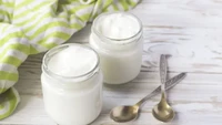 Ribuan tahun silam, susu disimpan dalam kantong perut hewan oleh para penggembala. Karena enzim dan panas, cairan itu berubah jadi yogurt asam nan kental. Foto: Ilustrasi iStock
