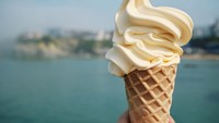 Di World’s Fair 1904, Ernest Hamwi menggulung wafel tipis untuk membantu penjual es krim yang kehabisan wadah. Ide sederhana itu melahirkan es krim cone pertama di dunia. Foto: Ilustrasi iStock