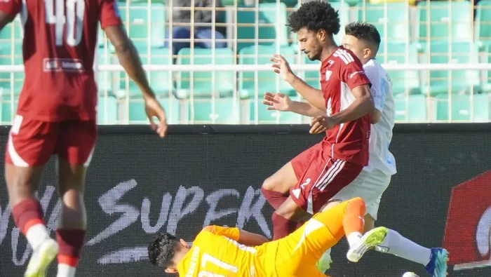 Aloisio Neto menghalau pemain PSIM Yogyakarta masuk ke kotak penalti PSM Makassar.