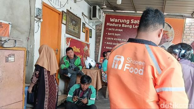 Antrian panjang driver ojol di Sate Bang Lesap