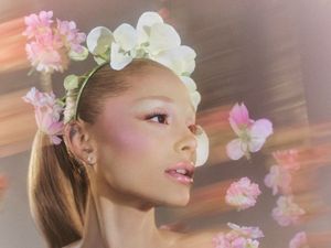 Ariana Grande Rilis Koleksi Makeup Bertema Wicked Lewat R.E.M Beauty
