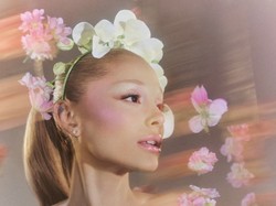 Ariana Grande Rilis Koleksi Makeup Bertema Wicked Lewat R.E.M Beauty