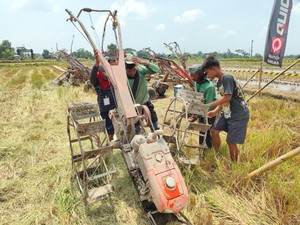 Peserta dari Berbagai Daerah Ikuti Balap Traktor di Karangduren Klaten