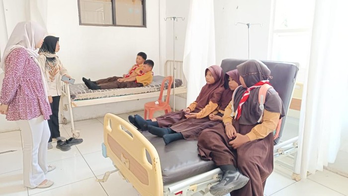Belasan siswa keracunan usai santap MBG saat dirawat di Puskesmas Semboro, Jember