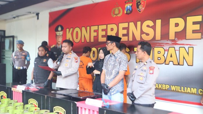 Kasatreskrim Polres Tuban AKP Dimas Robin Alexander saat jumpa pers kasus curanmor