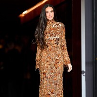 Sebagai pemeran utama di film The Tiger, Demi Moore tentu tak melewatkan acara yang sama. Gaun Gucci rancangan Demna yang dipakainya bermandikan taburan kristal yang bergantungan. (Foto: Saira MacLeod/WWD via Getty Images)