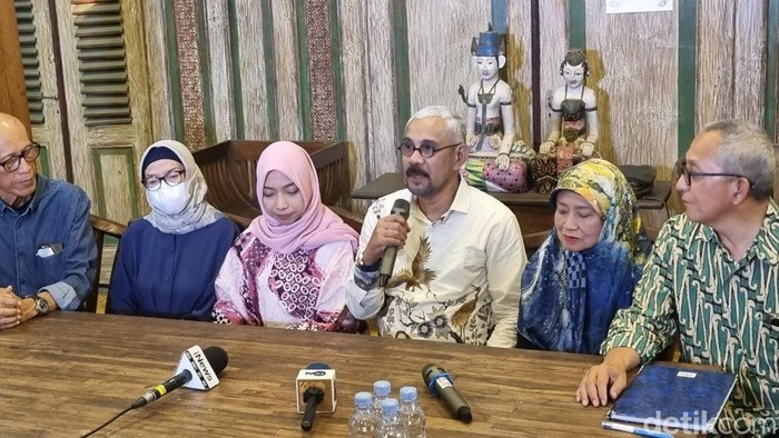 Pengacara keluarga diplomat Arya Daru, Nicholay Aprilindo, memberi penjelasan dalam konferensi pers di Kotagede, Jogja, Sabtu (27/9/2025).