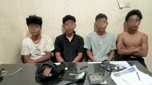 Empat mahasiswa asal Sumba saat diamankan di Mapolsek Kota Lama, Kota Kupang, NTT, Sabtu (27/9/2025). (Foto: Dok. Polsek Kota Lama).