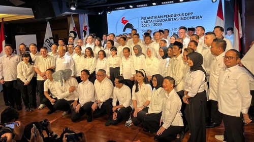 Foto bersama pengurus pusat Partai Solidaritas Indonesia (PSI) usai dilantik Kaesang Pangarep di sebuah teater kawasan Thamrin, Jakarta Pusat, Jumat (26/9/2025).