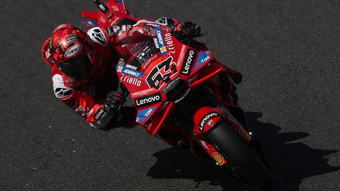 MOTEGI, JAPAN - SEPTEMBER 27: Francesco Bagnaia of Italy rides the Lenovo Ducati (63) during qualifying ahead of the MotoGP of Japan at Twin Ring Motegi on September 27, 2025 in Motegi, Japan. (Photo by Gold & Goose Photography/Getty Images)