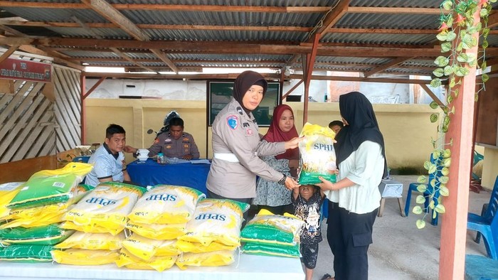 Gerakan pangan murah di Rokan Hulu disambut warga.