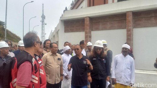 Gubernur Bali Wayan Koster meninjau pembangunan Turyapada Tower di Desa Adat Amertha Sari, Kecamatan Sukasada, Buleleng, pada Sabtu (27/9/2025).