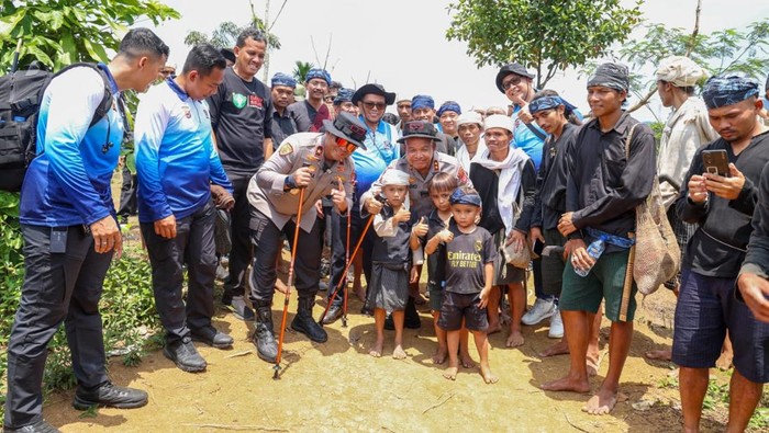 Gubernur Banten, Andra Soni, bersama dengan Kapolda Banten, Irjen Hengki, mengunjungi masyarakat adat Baduy di Lebak. (Dok istimewa).