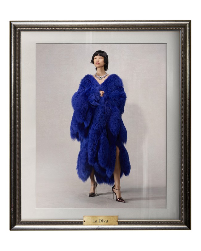 Demna yang sebelumnya menjabat sebagai direktur kreatif Balenciaga menyebut karyanya ini sebagai sebuah studi tentang “Gucciness,” yakni jati diri estetika khas Gucci. Koleksi ini diwujudkan dalam bentuk potret-potret karakter yang merepresentasikan keluarga besar Gucci, hasil bidikan fotografer Catherine Opie. (Foto: Dok. Gucci)