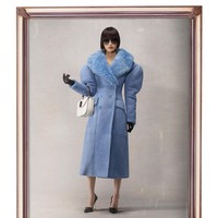 Glamor tidak hanya hadir di lini perempuan, tetapi juga merambah busana pria, termasuk set bodycon transparan dan swimwear hitam bergaya formal—interpretasi baru atas la dolce vita. (Foto: Dok. Gucci)