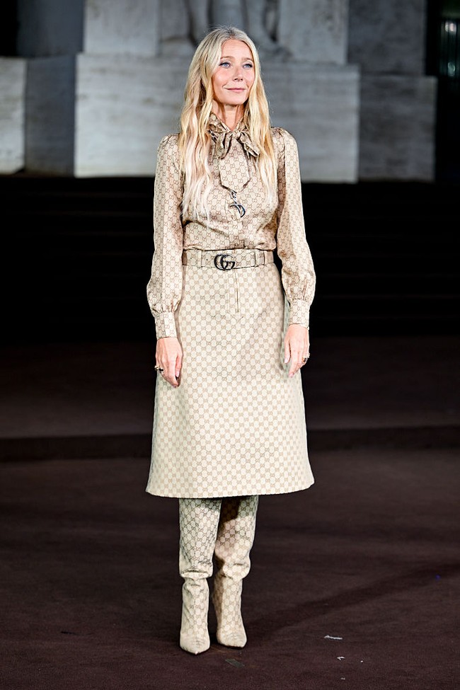 Gwyneth Paltrow termasuk tamu VIP yang menghadiri acara pemutaran film pendek The Tiger untuk menandai debut Demna sebagai direktur kreatif Gucci. Ia memakai blus, rok, dan high-knee boots serba monogram GG. (Foto: Saira MacLeod/WWD via Getty Images)
