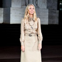 Gwyneth Paltrow termasuk tamu VIP yang menghadiri acara pemutaran film pendek The Tiger untuk menandai debut Demna sebagai direktur kreatif Gucci. Ia memakai blus, rok, dan high-knee boots serba monogram GG. (Foto: Saira MacLeod/WWD via Getty Images)