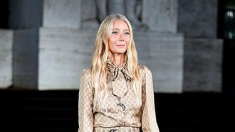 Gwyneth Paltrow Gelar Garage Sale, Ada Gaun Armani hingga Merch Coldplay
