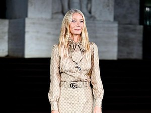 Gwyneth Paltrow Gelar Garage Sale, Ada Gaun Armani hingga Merch Coldplay
