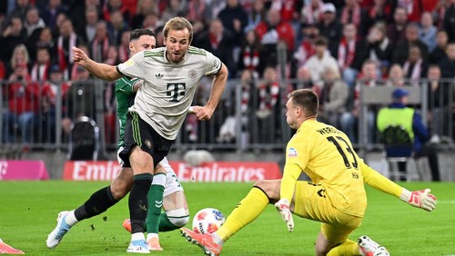 Soccer Football - Bundesliga - Bayern Munich v Werder Bremen - Allianz Arena, Munich, Germany - September 26, 2025 Bayern Munichs Harry Kane in action with Werder Bremens Karl Hein REUTERS/Angelika Warmuth DFL REGULATIONS PROHIBIT ANY USE OF PHOTOGRAPHS AS IMAGE SEQUENCES AND/OR QUASI-VIDEO.