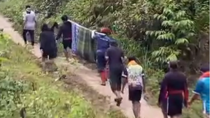 Ibu hamil ditandu 13 Km di Polman gegara jalan rusak.