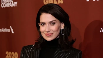 Pada 2020, Hilaria Baldwin tersandung skandal karena memalsukan identitasnya sebagai orang Spanyol, padahal ia lahir di Amerika. Kontroversi ini membuatnya kehilangan kepercayaan dari merek-merek wellness dan kontrak media. Meski masih aktif di media sosial, pengaruhnya kini jauh meredup. Foto: Boredpanda