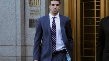Billy McFarland menjadi sorotan dunia akibat kegagalan Fyre Festival pada 2017, yang dipromosikan oleh influencer ternama seperti Bella Hadid. Festival yang menjanjikan kemewahan itu ternyata penipuan besar-besaran. Billy divonis penjara karena penipuan, dan kariernya sebagai promotor hancur total. Foto: Boredpanda