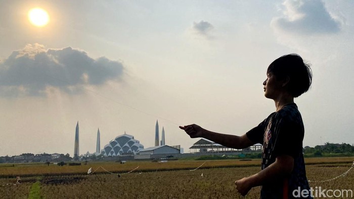 Jalan SOR GBLA jadi arena bermain layangan.