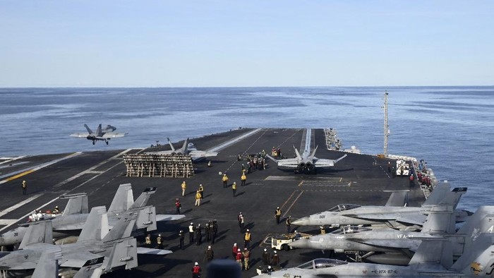 F-18E fighter jet take off from aircraft carrier USS Gerald R. Ford as it sails during NATO Neptune Strike 2025 exercise on September 24, 2025 in the North Sea. According to NATO, more than 10,000 sailors, soldiers, aviators and marines from 13 allied nations took part in the large-scale multinational enhanced Vigilance Activity, running from September 22 to 26, 2025 in an area spanning the Mediterranean, Adriatic, North and Baltic Seas. (Photo by Jonathan KLEIN / AFP)