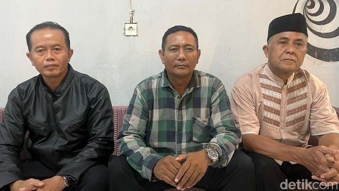 Kades Tempuran Slamat (tengah) saat menemui wartawan mengklarifikasi videonya joget bareng biduan di kantor kecamatan.
