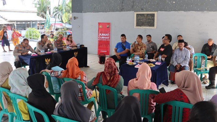 Kapolres Pelabuhan Tanjung Priok AKBP Martuasah Hermindo Tobing menerima aduan dari masyarakat soal tawuran dan kafe rawan peredaran narkoba, Jumat (26/9/2025).
